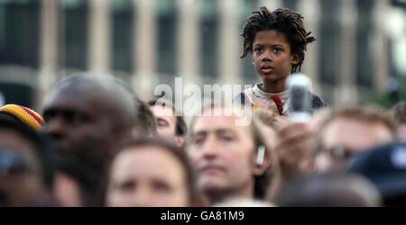 Ein Kind sieht an, wie eine Statue des ehemaligen südafrikanischen Präsidenten Nelson Mandela heute auf dem Parliament Square gegenüber dem Londoner Parlamentsgebäude enthüllt wird. Stockfoto