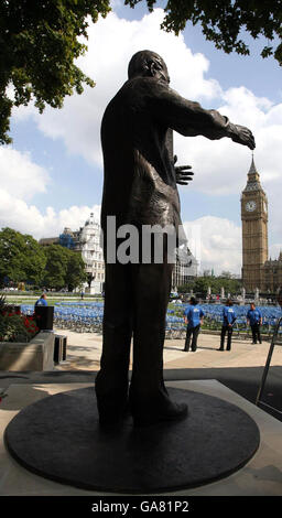 Auf dem Parliament Square gegenüber dem Londoner Parlamentsgebäude wird heute eine Statue des ehemaligen südafrikanischen Präsidenten Nelson Mandela enthüllt. Stockfoto