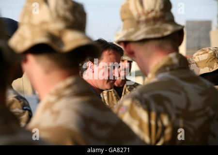 Der konservative Parteivorsitzende David Cameron trifft auf Truppen ein RAF-Regiment bei einem Besuch im Lager Kandahar in Süd-Afghanistan am letzten Tag seiner zweitägigen Erkundungsmission im Land. Stockfoto