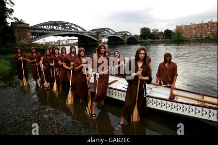 Die 'Bruderschaft', das alles männliche Charity Drachenboot Team, das sich bereit gemacht hat, Kate Middletons all Women 'Sisterhood' über den Kanal zu fahren, enthüllt seine Mannschaft auf der Themse im Westen Londons. Stockfoto