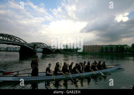 Drachen Boot "Bruderschaft" Team enthüllt Stockfoto