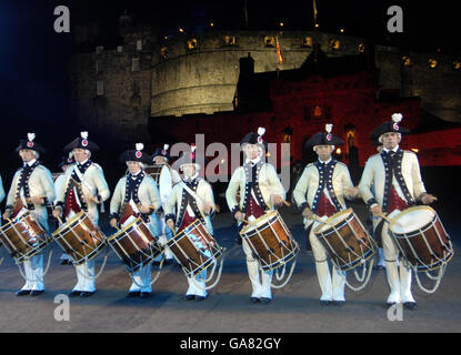 Die Middlesex County Volunteer Fifes and Drums treten während der Generalprobe für das Edinburgh Military Tattoo im Edinburgh Castle auf. Stockfoto