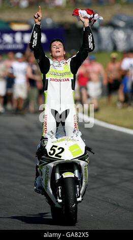 Der britische James Toseland feiert den Sieg in der SBK World Superbike Championship auf dem Brands Hatch Circuit, Kent. Stockfoto