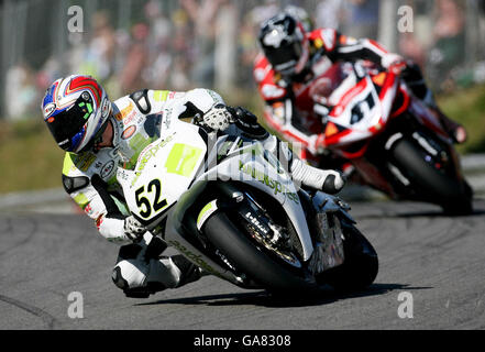 Der britische James Toseland (links) auf dem Weg zum Sieg, den Noriyuki Haga während der SBK World Superbike Championship auf dem Brands Hatch Circuit, Kent, verfolgt hat. Stockfoto