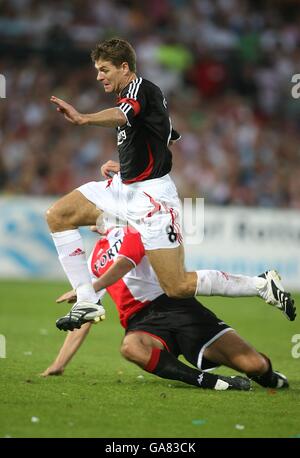 Fußball - Hafen von Rotterdam Turnier 2007 - Feyenoord gegen Liverpool - De Kuip. Liverpools Steven Gerrard durchbricht die Feyenoord-Verteidigung, um seine Seiten beim Ausgleich des Spielziels zu Punkten Stockfoto