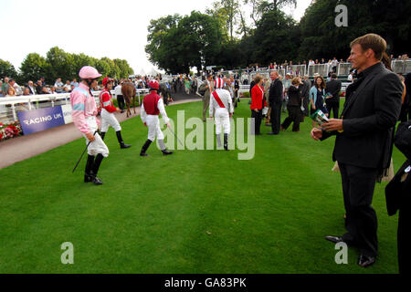 Horse Racing - PFA & Elmbridge Nacht - Sandown Park Stockfoto