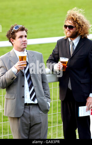 Horse Racing - PFA & Elmbridge Nacht - Sandown Park Stockfoto