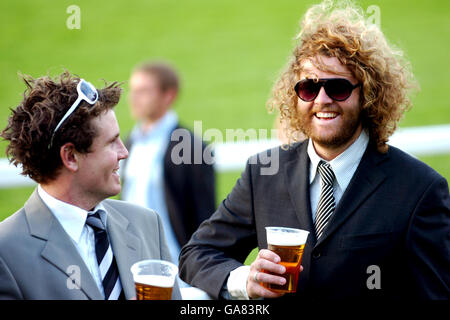 Horse Racing - PFA & Elmbridge Nacht - Sandown Park Stockfoto