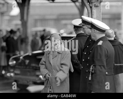 Prinzessin Andrew von Griechenland, Mutter des Herzogs von Edinburgh, am Kai von Portsmouth, der an der Beerdigung der Gräfin Mountbatten teilnahm, die auf See vor Portsmouth auf der Royal Naval Fregatte HMS Wakeful stattfand. Stockfoto