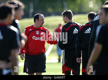 Fußball - UEFA Champions League - Viertelfinale - Erstes Teilstück - Liverpool gegen Chelsea - Liverpool Training - Melwood. Liverpool-Manager Rafael Benitez (links) und Kapitän Steven Gerrard während einer Trainingseinheit in Melwood, Liverpool. Stockfoto