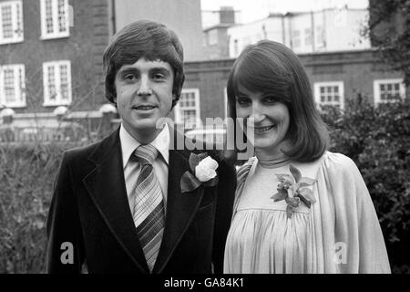 John Stapleton, einer der Moderatoren des BBC-Programms „Nationwide“ mit seiner Braut, der 29-jährigen Journalistin Lynn Faulds Wood, nach ihrer Hochzeit im Richmond Register Office. Stockfoto