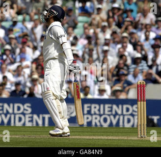 Indiens Sachin Tendulkar wird am zweiten Tag des dritten npower-Test-Spiels im Brit Oval, Kennington, London, ausgegeben. Stockfoto