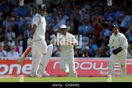 Der Engländer Andrew Strauss (Mitte) feiert den Fang von Sachin Tendulkar (links), der James Anderson am zweiten Tag des dritten npower-Test-Spiels im Brit Oval, Kennington, London, für 82 Läufe in die Schlingerjagd brachte. Stockfoto