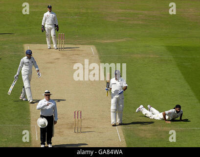 Der indische Singh Dhoni (zweiter von rechts) erreicht sein halbes Jahrhundert vor dem englischen Monty Panesar (rechts) am zweiten Tag des dritten npower-Test-Spiels im Brit Oval, Kennington, London. Stockfoto