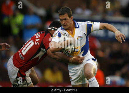 Rugby League - Engage Super League - Leeds Rhinos gegen Salford City Reds - Headingley. Leeds Rhinos Danny McGuire (R) wurde von Salfords Michael Korkidas während des Engage Super League-Spiels in Headingley, Leeds, angegangen. Stockfoto