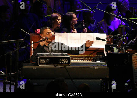 BBC Proms - Nitin Sawhney - London. Nitin Sawney tritt während der BBC Proms-Saison in der Royal Albert Hall im Zentrum von London auf. Stockfoto