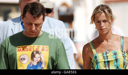 Kate und Gerry McCann kommen zum Gottesdienst zum 100. Tag des Verschwindens von Madeleine McCann in der Ortskirche in Praia Du Luz, Portugal. Stockfoto