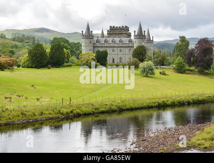 Inveraray Castle - Menschen zu Fuß auf dem Gelände des die angestammte Heimat der Herzog von Argyll, Chief des Clan Campbell Stockfoto