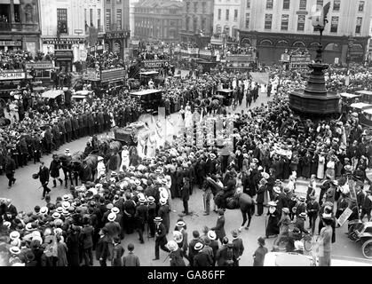 Die Trauerprozession von Emily Wilding Davison, nachdem sie getötet wurde, indem sie sich beim Epsom Derby unter das Pferd von König George V. warf. Stockfoto