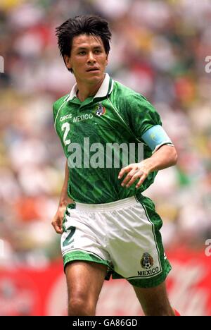 Fußball - Konföderationen Cup Mexiko 1999 - USA gegen Mexiko. Claudio Suarez, Mexiko Stockfoto