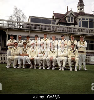 Warwickshire County Cricket Club Back Row: Flick, Abberley, Warner, Gray, Blenkiron, Gordon, McVicker, Hemmings, Bayley, Front Row: Jameson, Brown, Stewart, Smith (Captain), Banister, Cartwright und Amiss. Stockfoto