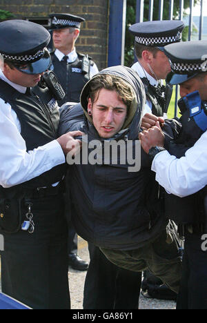 Die Polizei verhaftete einen Demonstranten zum Klimawandel, nachdem sich eine Gruppe vor dem Flughafen Biggin Hill in Kent zusammengekettet hatte. Stockfoto