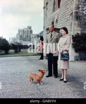 Queen Elizabeth II und Duke of Edinburgh in Windsor von Sugar, einer der Royal Corgis. Stockfoto