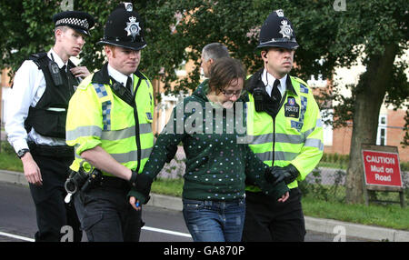 Die Polizei verhaftete eine Frau, nachdem sich eine Gruppe von Demonstranten zum Klimawandel vor dem Flughafen Biggin Hill in Kent zusammengekettet hatte. Stockfoto