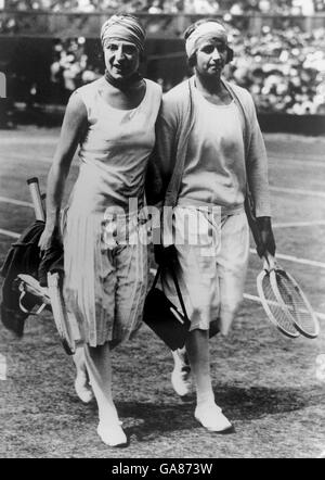 (L-R) Suzanne Lenglen und Kitty Godfree gehen vom Platz Zusammen nach ihrem Spiel Stockfoto