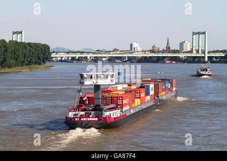 Europa, Deutschland, Nordrhein-Westfalen, Köln, Containerschiff auf dem Rhein, im Hintergrund der Bau brid Stockfoto
