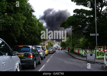 Rauch von einem großen Feuer, geglaubt, um das Morrisons Distributionszentrum in der Nähe von Wakefield, West Yorkshire, Großbritannien. Stockfoto