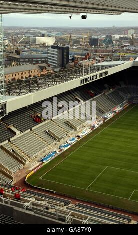 Blick auf das Stadion des St James Park, Heimstadion von Newcastle United aus der Reihe Y des North, mit der Tyne Bridge und der Schaukelbrücke über den Fluss Tyne im Hintergrund Stockfoto