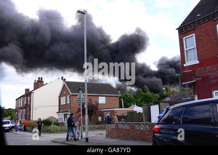 Rauch von einem großen Feuer, geglaubt, um das Morrisons Distributionszentrum in der Nähe von Wakefield, West Yorkshire, Großbritannien. Stockfoto