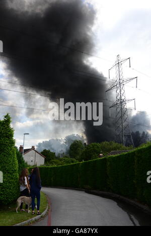 Rauch von einem großen Feuer, geglaubt, um das Morrisons Distributionszentrum in der Nähe von Wakefield, West Yorkshire, Großbritannien. Stockfoto