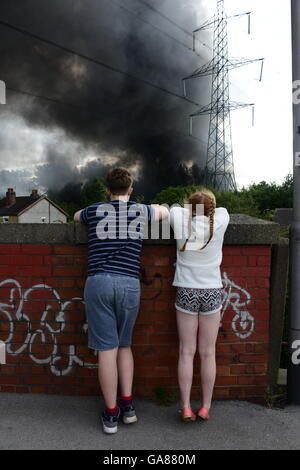 Rauch von einem großen Feuer, geglaubt, um das Morrisons Distributionszentrum in der Nähe von Wakefield, West Yorkshire, Großbritannien. Stockfoto