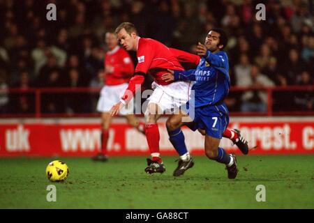 Fußball - Nationwide League Division One - Nottingham Forest / Portsmouth. Jon Olav Hjelde (l) von Nottingham Forest kämpft mit Kevin Harper von Portsmouth (r) Stockfoto