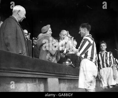 Len Millard, Kapitän von West Brom, erhält den FA Cup von Königin Elizabeth, der Königin-Mutter. Er führte sein Team 3-2 zum Sieg über Preston im Cup-Finale in Wembley. Stockfoto
