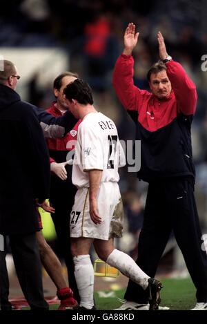 Fußball - FA Barclaycard Premiership - Leeds United / Liverpool. Liverpools Trainer Phil Thompson applaudiert den Fans nach dem Finale, während der ehemalige Liverpooler Stürmer Robbie Fowler abbricht Stockfoto