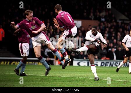 Fußball - FA Barclaycard Premiership - Fulham / Aston Villa. Fulhams Louis Saha (r) schießt um das Tor, während Steve Staunton (l) und Olof Mellberg (c) von Aston Villa versuchen, den Ball zu blockieren Stockfoto