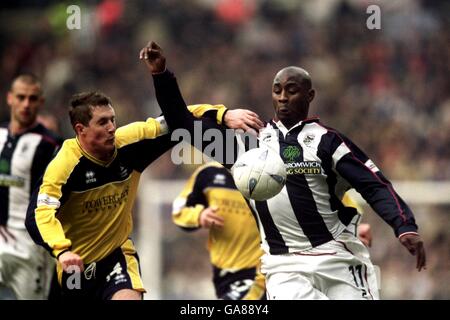 Fußball - AXA FA Cup - Fünfte Runde - West Bromwich Albion / Cheltenham Town. Jason Roberts von West Bromwich Albion und Anthony Griffin von Cheltenham Town kämpfen um den Ball Stockfoto