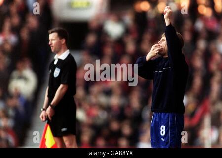 Gillinghams Spieler/Manager Andy Hessenthaler pfeift seinen Spielern vom Rand her, bevor er sich während des Spiels gegen Arsenal auf den Vortritt bringt Stockfoto