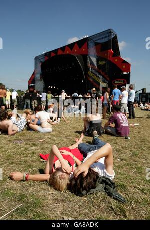 Festivalbesucher genießen das gute Wetter beim Carling Reading Festival 2007 in Reading, Bekshire. Stockfoto