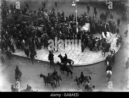 Die Demonstration im Hyde Park durch Hungerstreikende aus verschiedenen Teilen Englands, die sich gegen den Mitteltest und die Reduzierung der Wirtschaft richteten. Vor dem Hyde Park werden die Randalierer von der Polizei aufgezogen Stockfoto