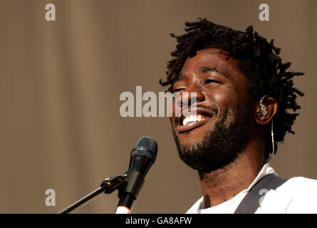 Kele Okereke von Bloc Party tritt auf der Bühne des Carling Reading Festivals 2007 in Reading, Berkshire, auf. Stockfoto