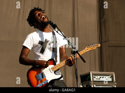 Kele Okereke von Bloc Party tritt auf der Bühne des Carling Reading Festivals 2007 in Reading, Berkshire, auf. Stockfoto