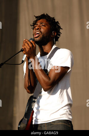 Carling Reading Festival 2007. Kele Okereke von Bloc Party tritt auf der Bühne des Carling Reading Festivals 2007 in Reading, Berkshire, auf. Stockfoto