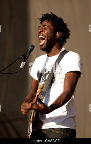 Carling Reading Festival 2007. Kele Okereke von Bloc Party tritt auf der Bühne des Carling Reading Festivals 2007 in Reading, Berkshire, auf. Stockfoto