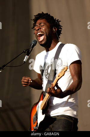 Carling Reading Festival 2007. Kele Okereke von Bloc Party tritt auf der Bühne des Carling Reading Festivals 2007 in Reading, Berkshire, auf. Stockfoto