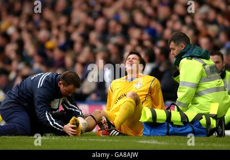 Fußball - FA Barclaycard Premiership - Everton gegen Leeds United. Harry Kewell von Leeds United wird in der ersten Hälfte gegen Everton an seinem verletzten rechten Bein behandelt Stockfoto