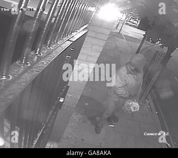 BESTE Qualität verfügbaren Bildschirm packte Bild von CCTV, ausgestellt von der Metropolitan Police, der Mann, der eine Moor faulen Schweinefleisch in Finsbury Park-Moschee im Norden Londons warf. Stockfoto